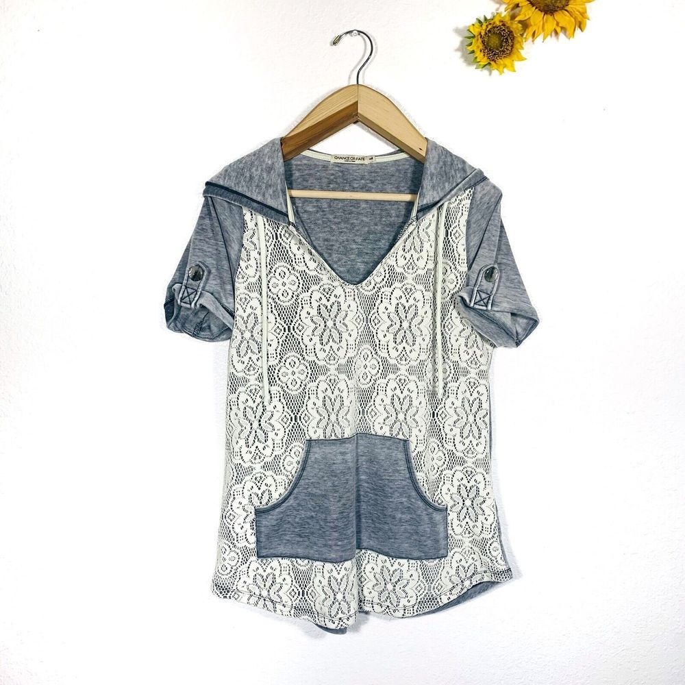 Chance Or Fate Gray And Creme Short Sleeve Hoodie Blouse Size Large Women’s